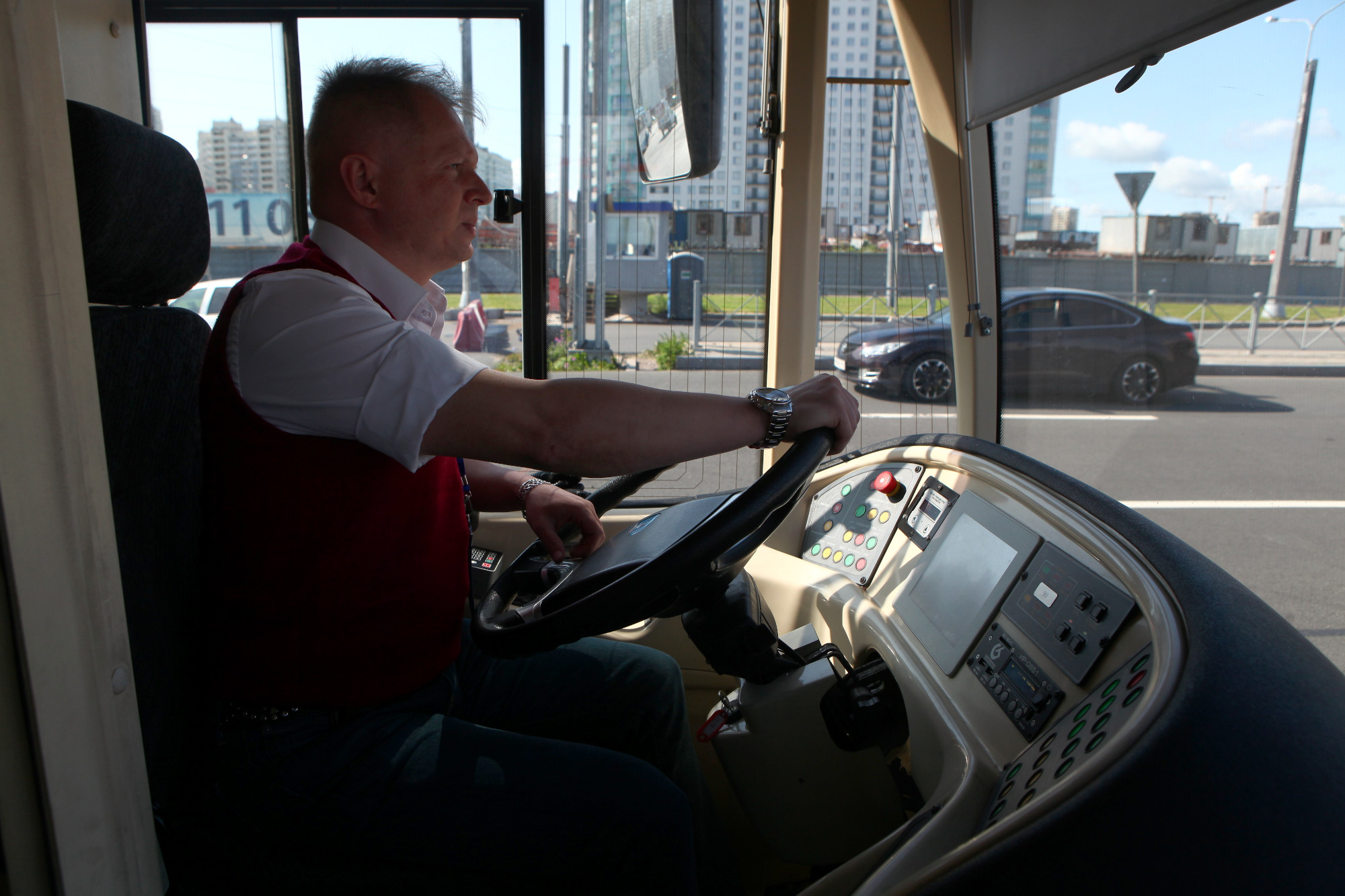 Троллейбус учиться. Профессия водитель троллейбуса. Водитель электробуса. Троллейбус место водителя. Ученик водителя троллейбуса.