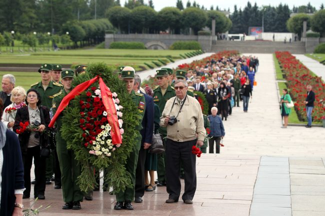 Пискарёвское мемориальное кладбище 75-летие окончания битвы за Ленинград