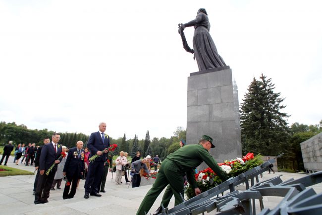 Пискарёвское мемориальное кладбище 75-летие окончания битвы за Ленинград