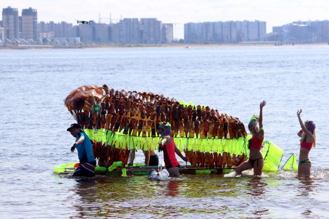 шоу самодельных плавательных конструкций заплыв экология пластмассовые бутылки вторсырьё