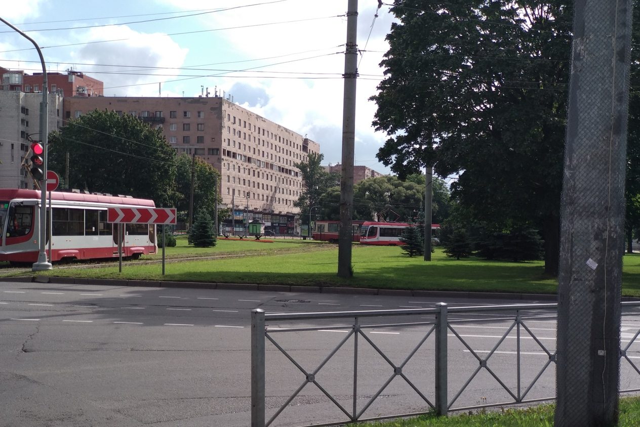 Площадь мужества. Площадь Мужества Санкт-Петербург. Трамвай на площади Мужества. Авария с трамваем на площади Мужества. Площадь Мужества Санкт-Петербург фото.