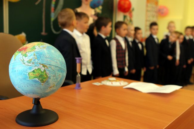 день знаний 1 сентября школа 110 дети школьники ученики глобус география