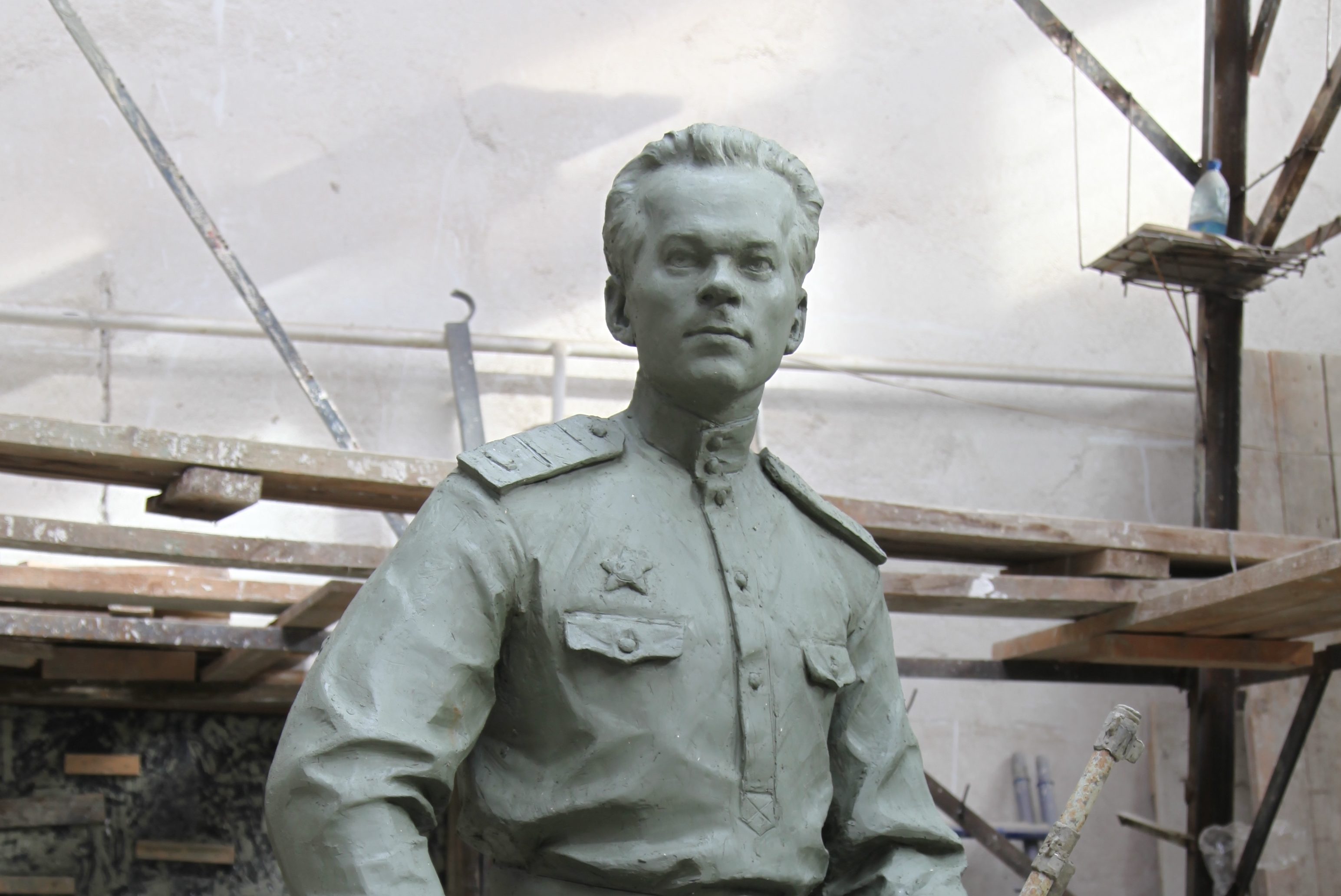 Памятник Калашникову в СПБ