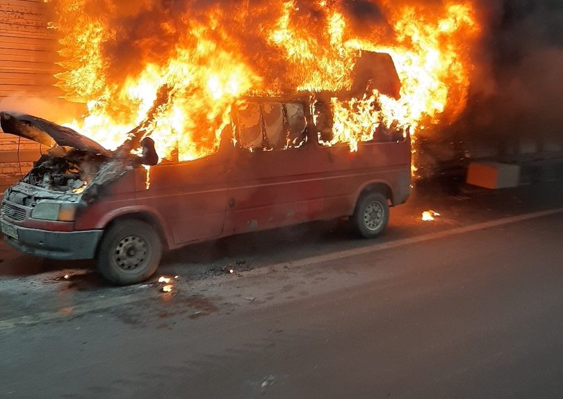 горящий микроавтобус