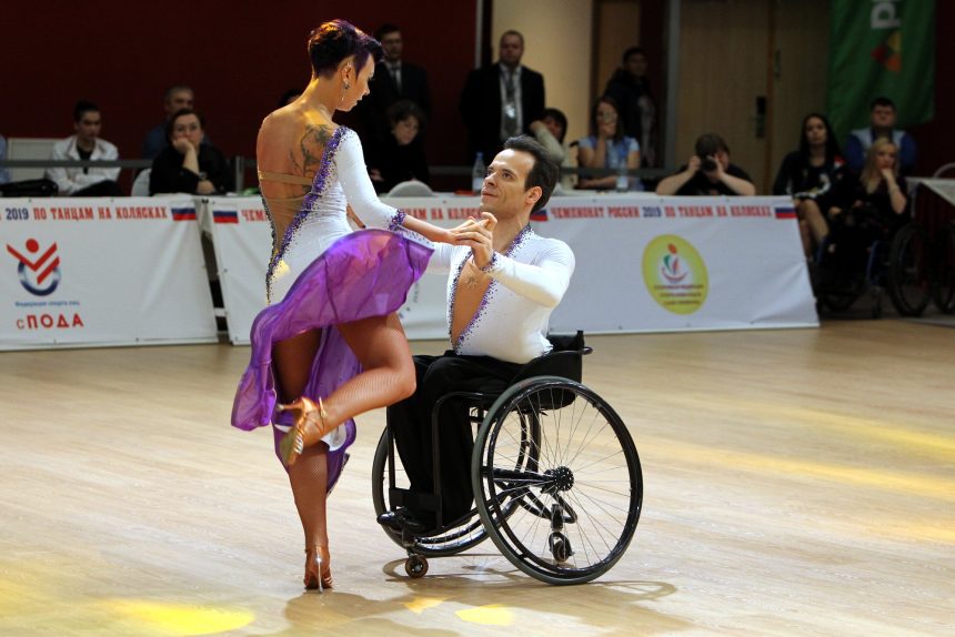 чемпионат России по танцам на колясках инвалиды колясочники