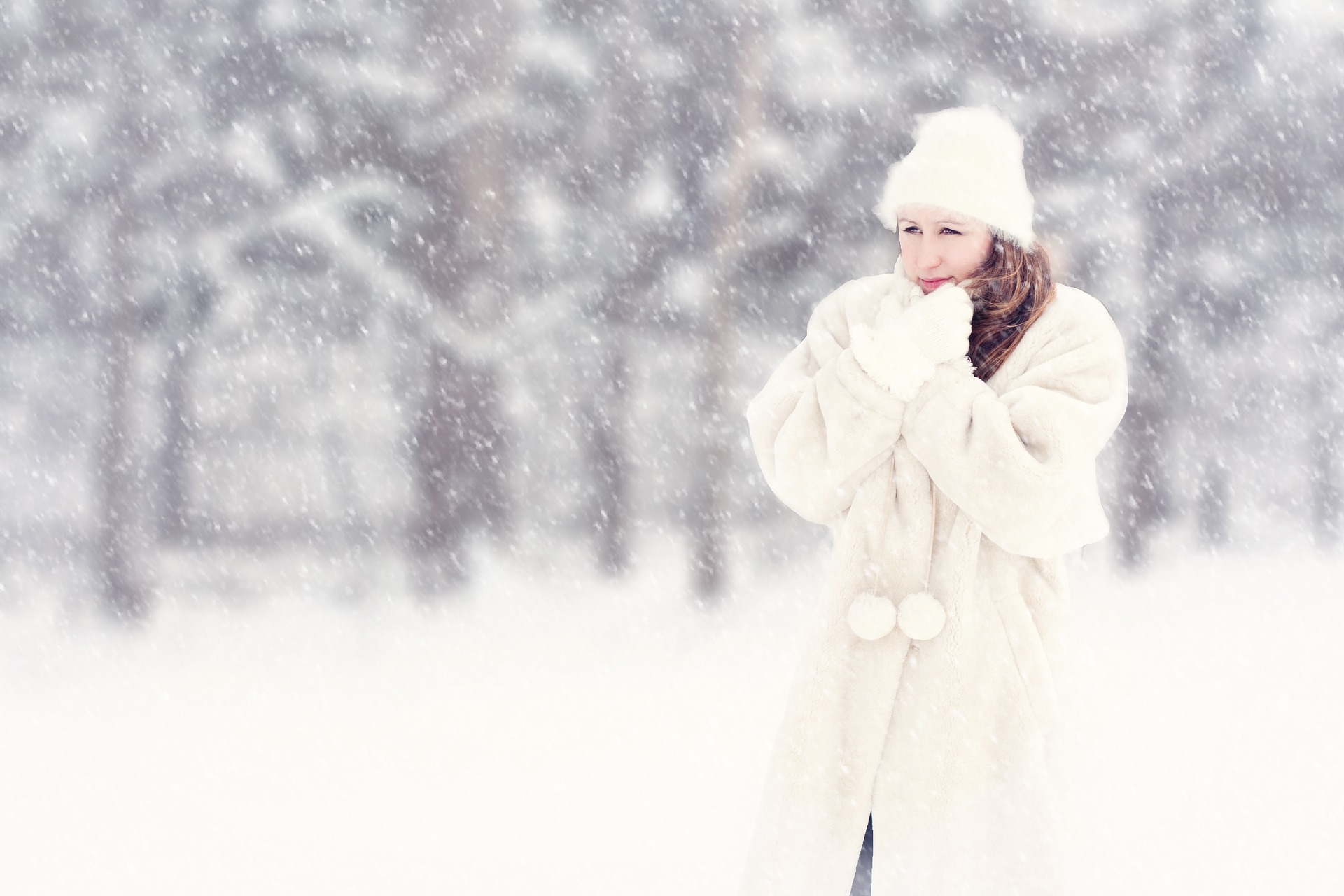 Девушка в норковой шубе со спины на улице зимой