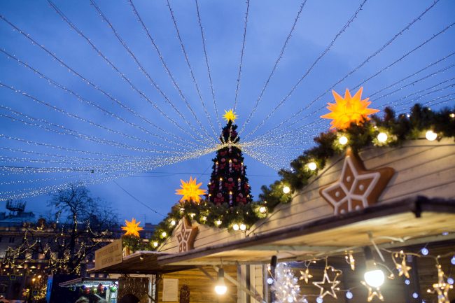 Рождественская ярмарка новый год торговля ёлка украшения