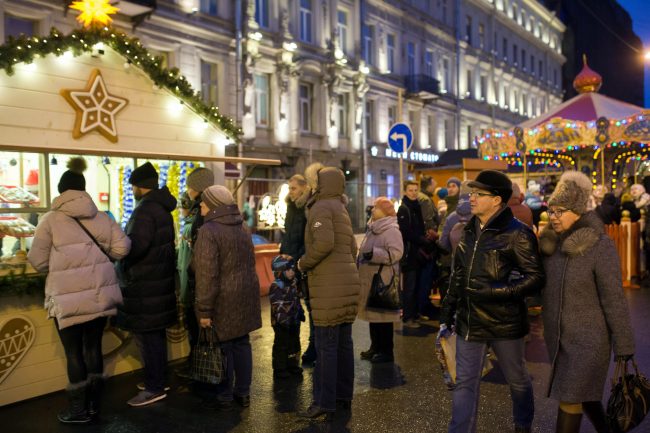 Рождественская ярмарка новый год торговля украшения