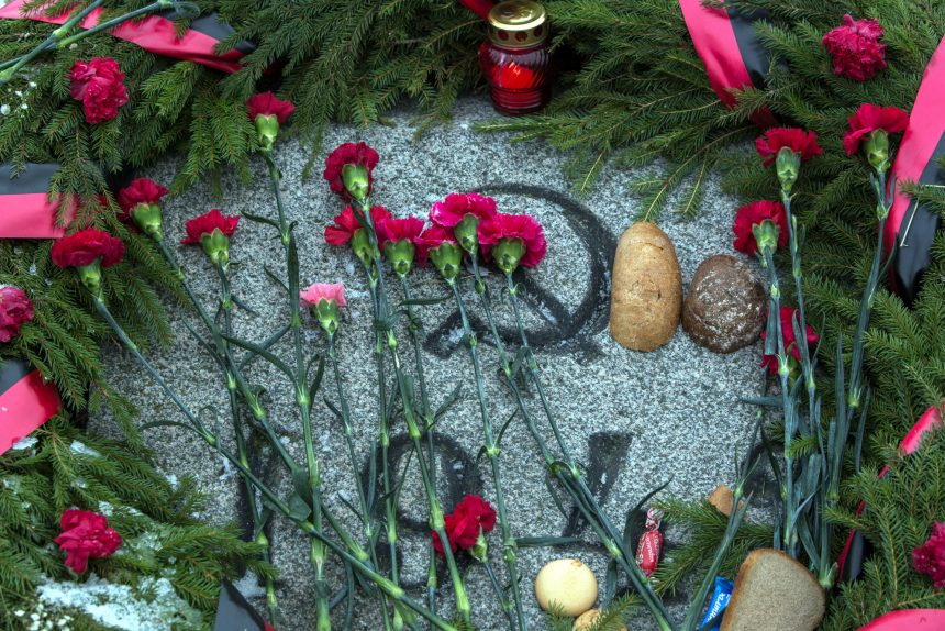 Пискарёвское мемориальное кладбище день освобождения Ленинграда от блокады цветы