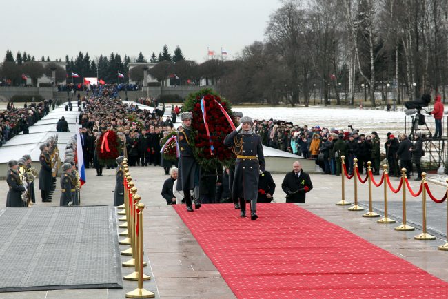 Пискарёвское мемориальное кладбище день освобождения Ленинграда от блокады