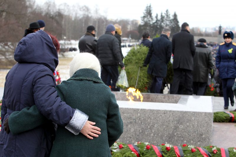 Пискарёвское мемориальное кладбище день освобождения Ленинграда от блокады