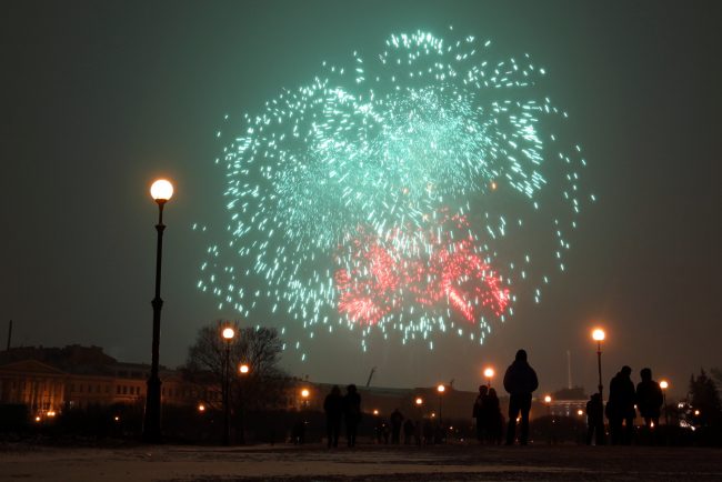 фейерверк салют день освобождения Ленинграда от блокады