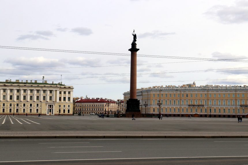 Дворцовая площадь, пустые улицы