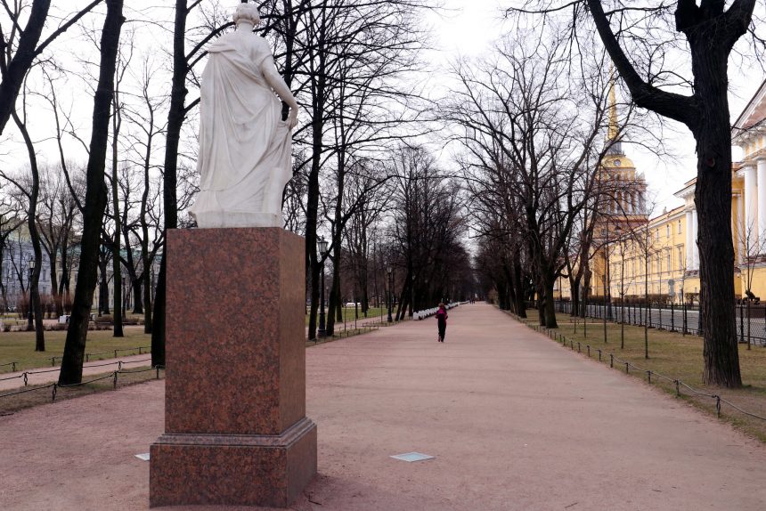 Александровский сад, скульптура Флора Фарнезская, бегун, спортсмен, пустые улицы