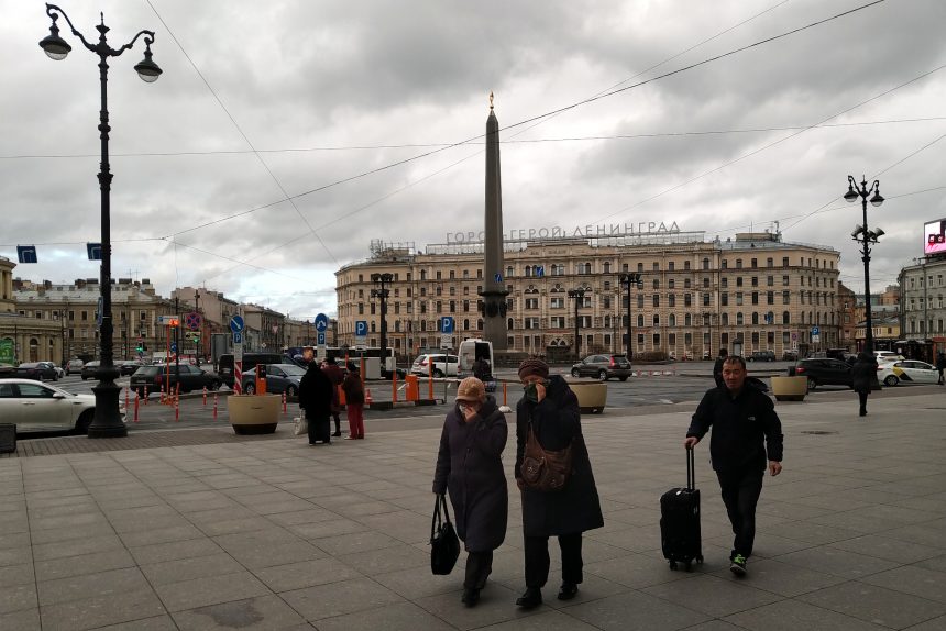площадь Восстания, люди в масках, карантин, коронавирус
