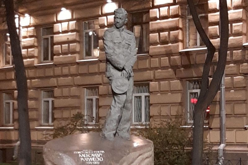 памятник Маринеско