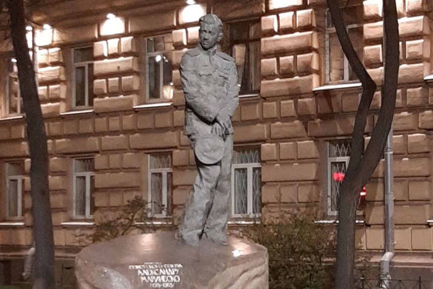 памятник Маринеско