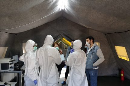 врачи, защитные костюмы, карантин, коронавирус