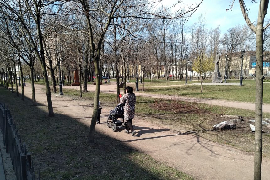 Камский сад, прогулки, коляски, весна, гуляющие люди