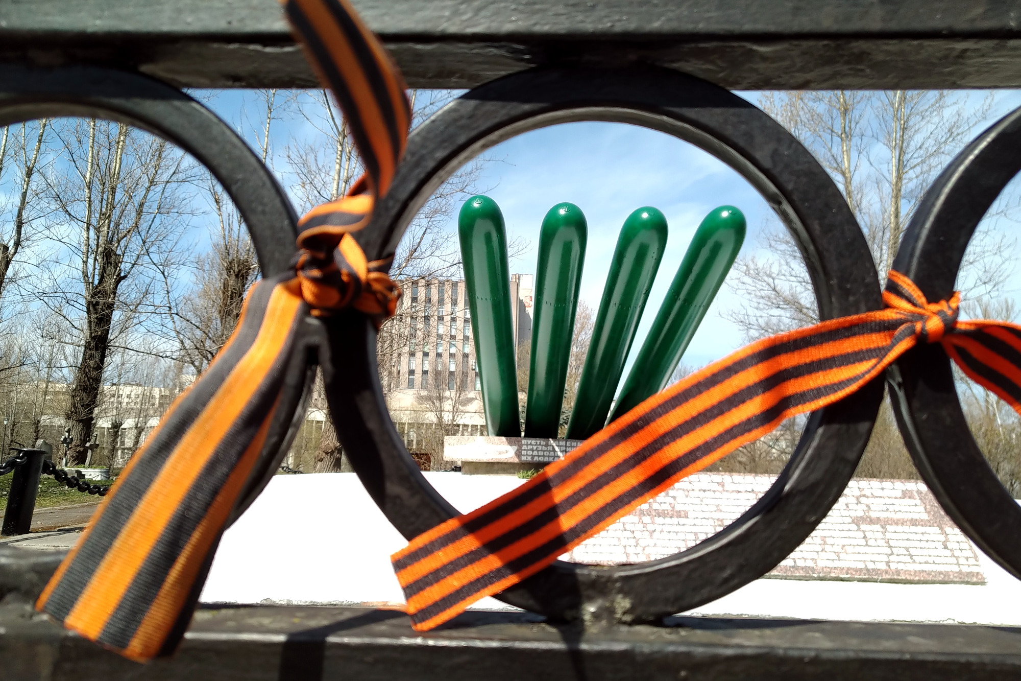 Блокада ленинграда 1941-1944. Общество блокадников санкт петербурга. Памятник блокадникам ленинграда. Блокадные места в петербурге. Ветераны блокады ленинграда.