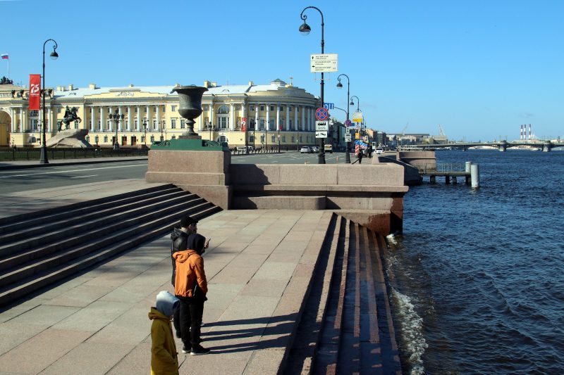 День Победы, 9 мая, гуляющие люди, Адмиралтейская набережная