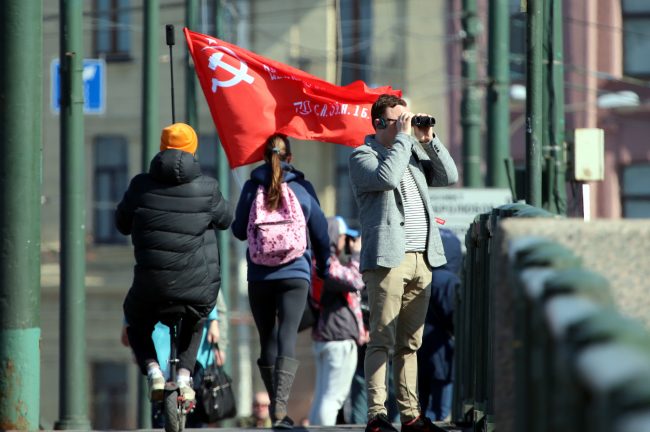 День Победы, 9 мая, гуляющие люди, знамя, красный флаг