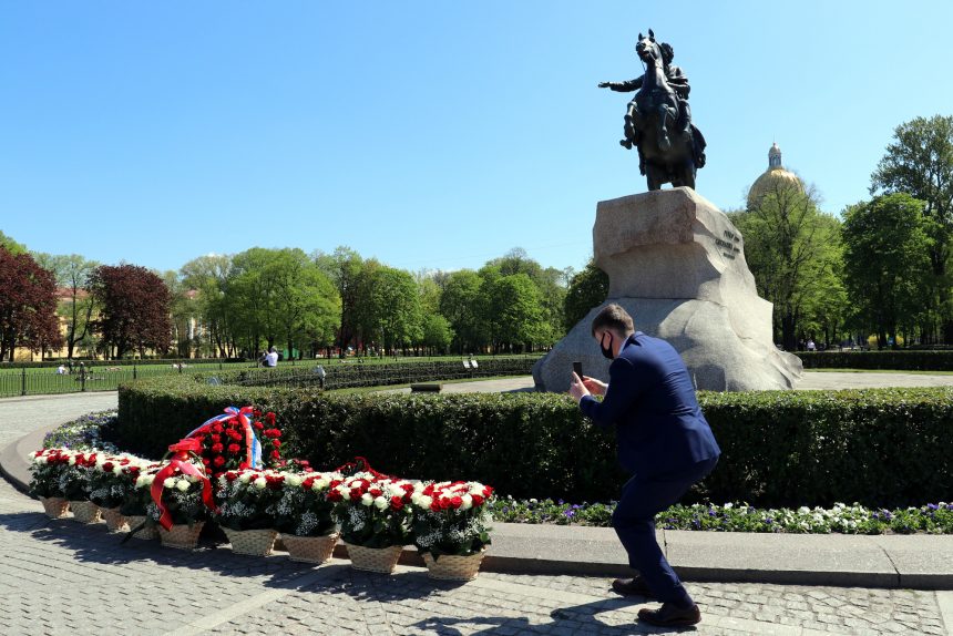 Медный Всадник, памятник Петру I, день города, цветы, фото, маска