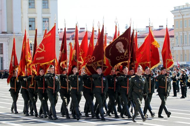 парад победы, военнослужащие, армия, солдаты, знамёна, флаги