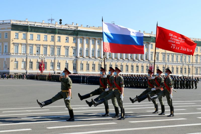 репетиция парада Победы, Дворцовая площадь, военные, флаг России, знамя Победы