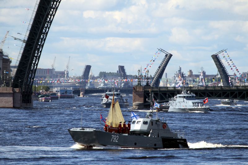 день ВМФ, главный военно-морской парад, военные корабли, ботик Петра I, десантный катер