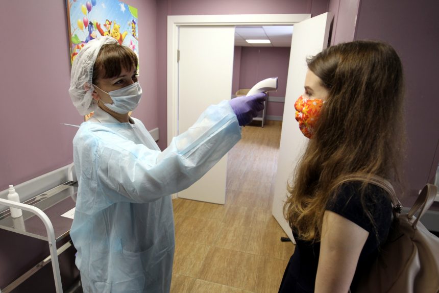 В поликлиниках Петербурга откроют отдельные входы для пациентов с подозрением на коронавирус