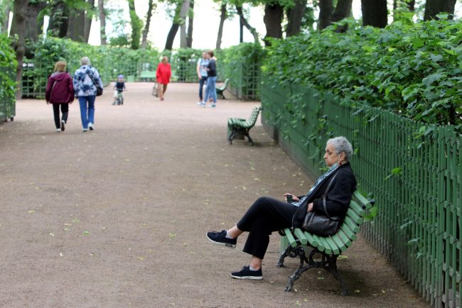 Летний сад, пенсионер, одиночество, пенсия