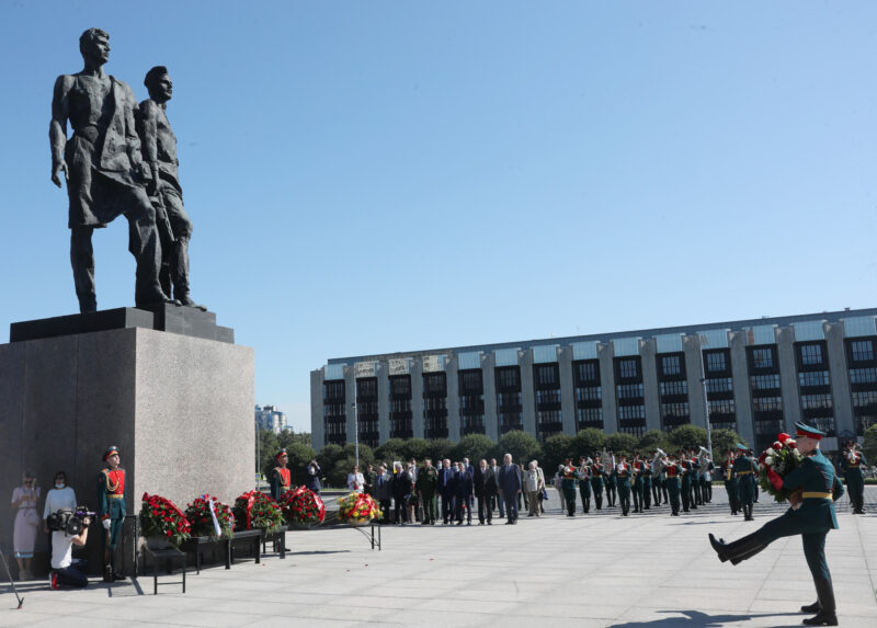 монумент героическим защитникам Ленинграда, площадь Победы, возложение цветов, день окончания битвы за Ленинград