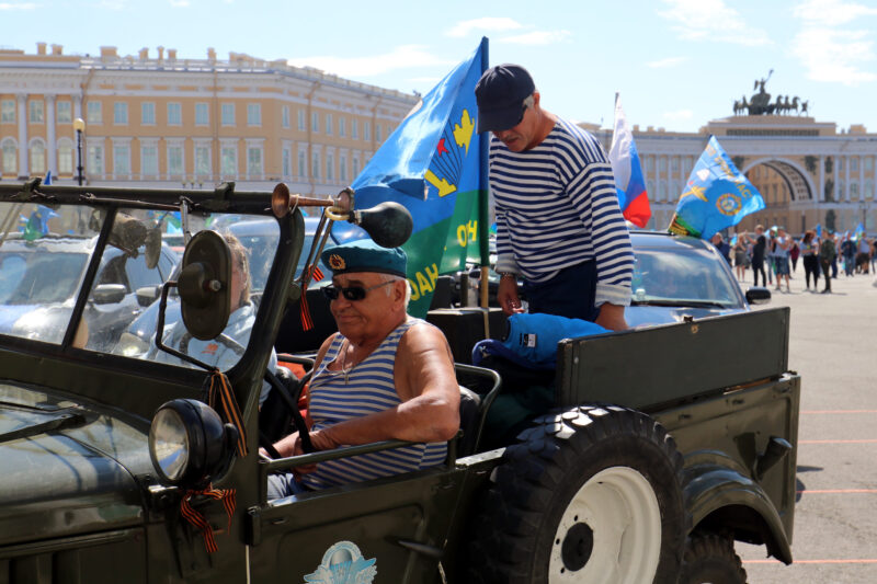 день ВДВ, десантники, ретроавтомобиль