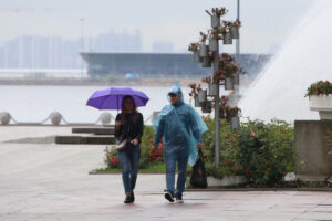 дождь, осадки, погода, люди с зонтами, парк 300-летия