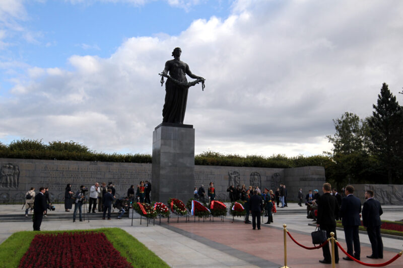 Пискарёвское мемориальное кладбище, памятник Родина-Мать, день памяти жертв блокады