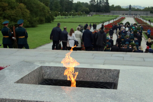 Пискарёвское мемориальное кладбище, вечный огонь, день памяти жертв блокады