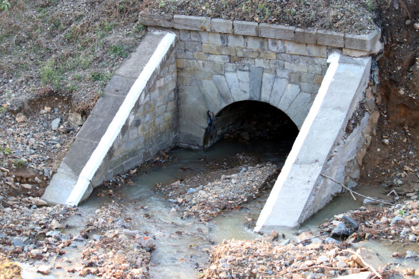 водопропускная труба под железной дорогой, дренаж, водоток, ручей, вода