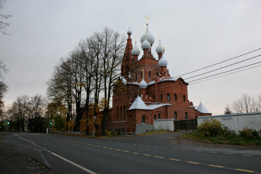 церковь Серафима Саровского в Петергофе