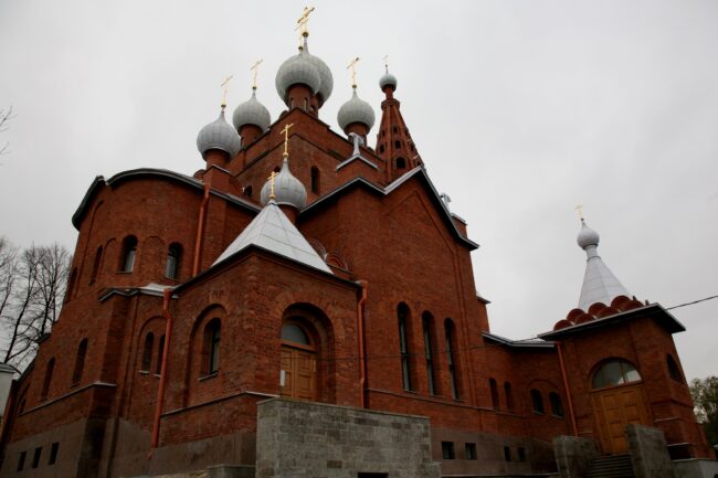 церковь Серафима Саровского в Петергофе