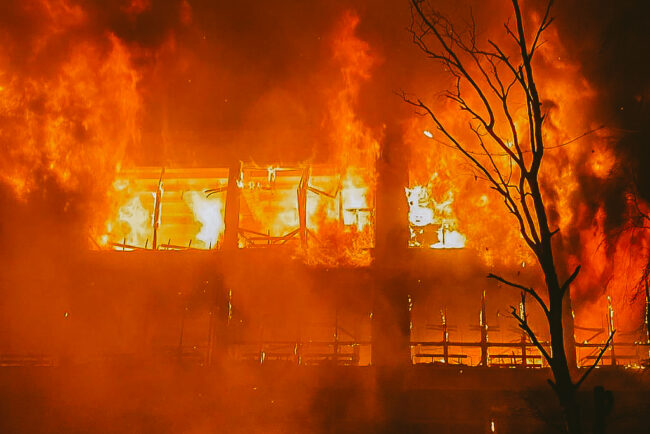 пожар в бывшем здании ЛЭМЗ