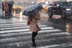 снегопад, осадки, девушка с зонтом, пешеходный переход