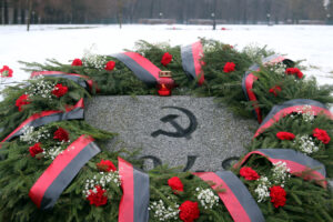 Пискарёвское мемориальное кладбище, день снятия блокады Ленинграда, венки