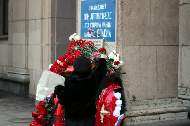 день снятия блокады Ленинграда, памятная акция, возложение цветов, Невский проспект 14, надпись 'при артобстреле эта сторона наиболее опасна'