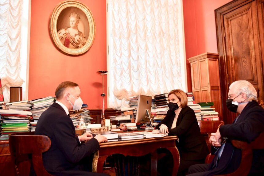 губернатор Александр Беглов и министр культуры Российской Федерации Ольга Любимова на рабочей встрече, которая прошла сегодня в Государственном Эрмитаже при участии генерального директора музея Михаила Пиотровского.