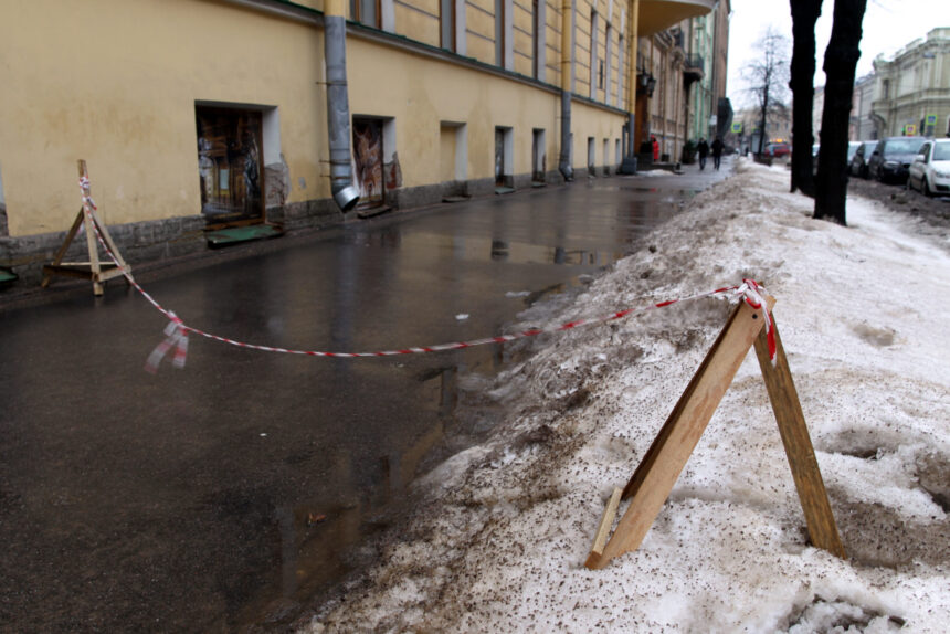 Большая Морская улица, уборка снега, зимняя уборка, ограждения, лопата