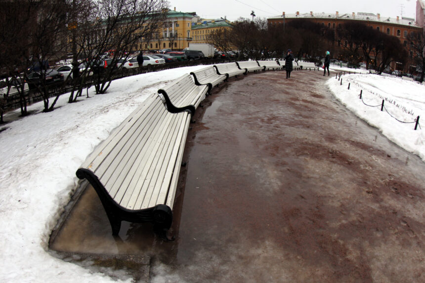 лавочки, пешеходная дорожка, слякоть, Исаакиевская площадь