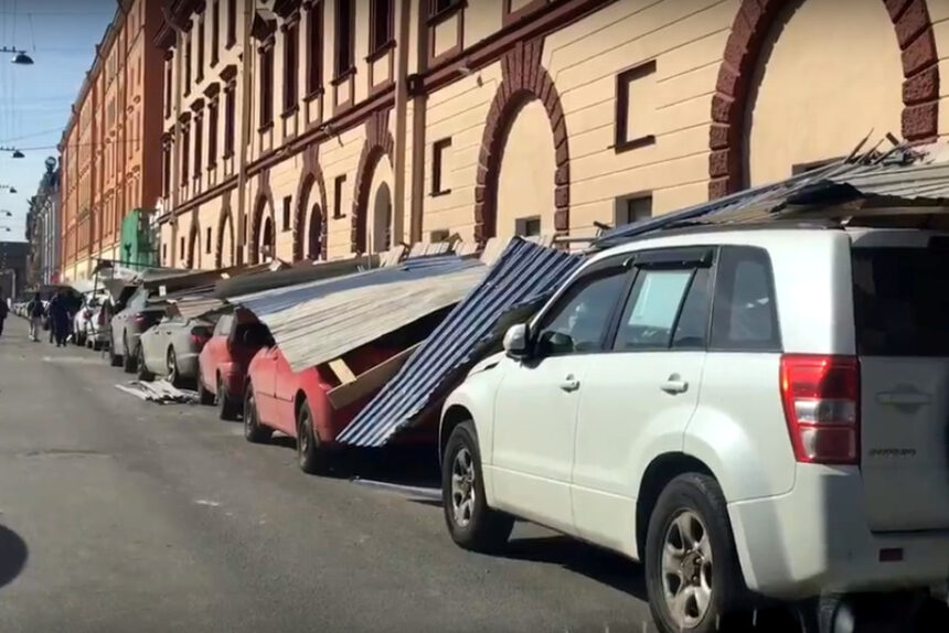 падение строительного забора на автомобили, набережная канала Грибоедова
