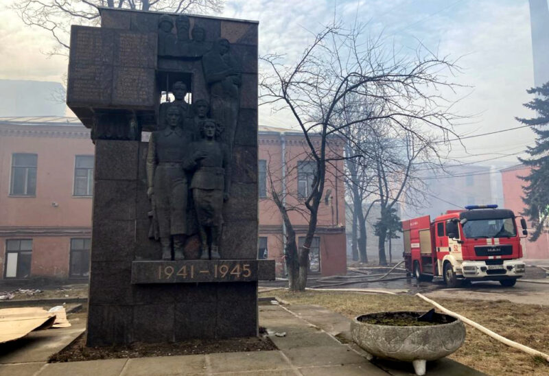 пожар в Невской мануфактуре, сгоревшее здание, пожарная машина, памятник, Великая Отечественная война