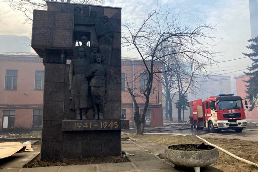 пожар в Невской мануфактуре, сгоревшее здание, пожарная машина, памятник, Великая Отечественная война